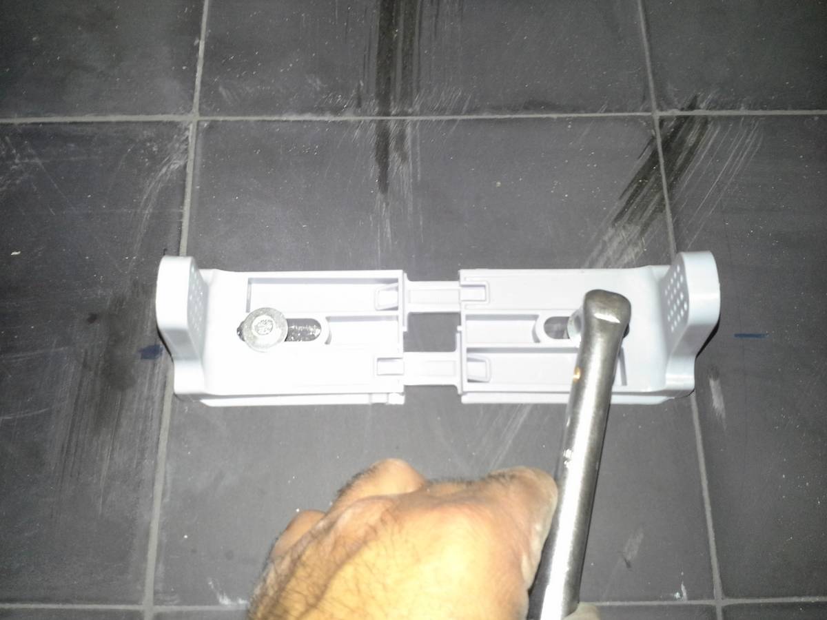 Comment fixer une cuvette de toilettes avec fixations invisibles