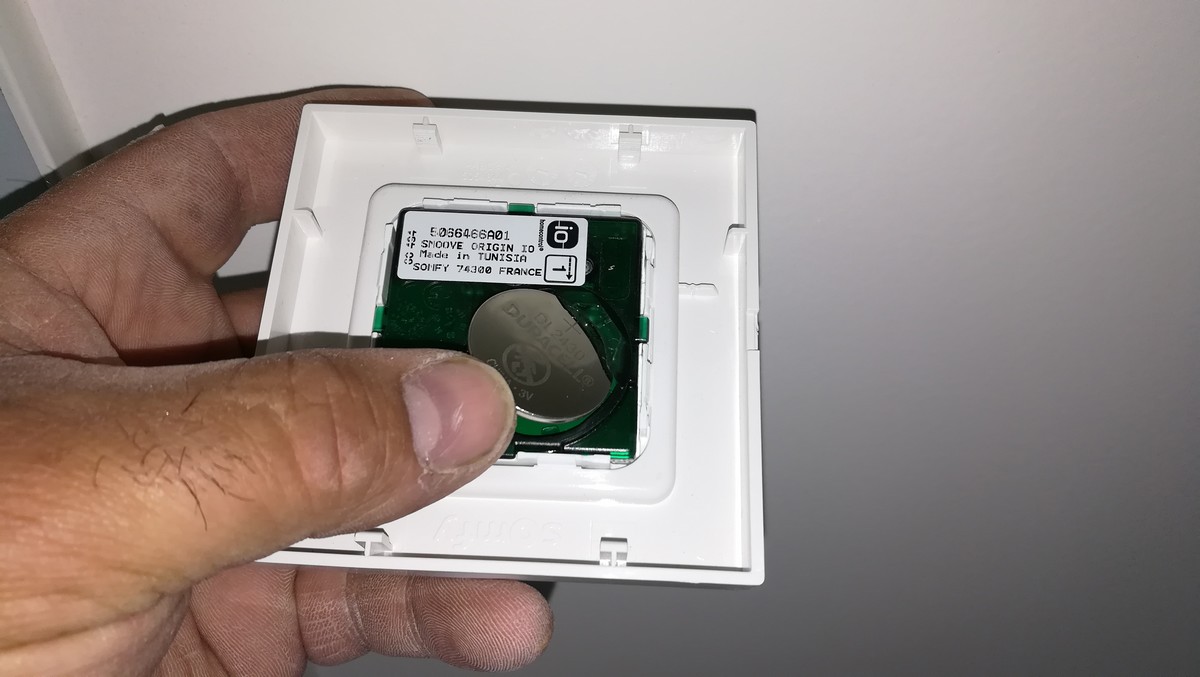 Remplacer une pile de telecommande volet roulant somfy