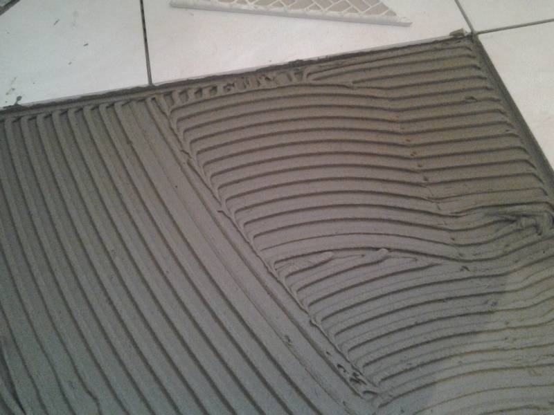 Le double encollage sur le carrelage
