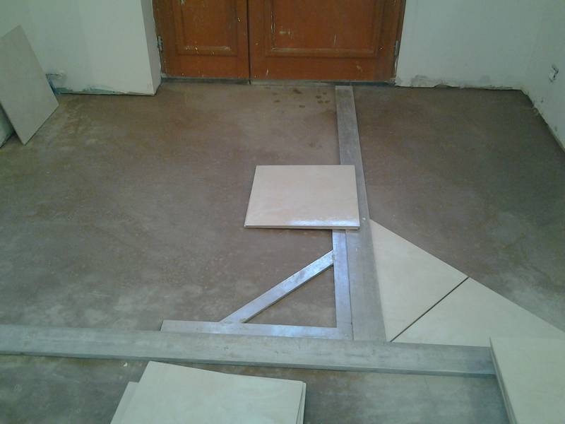 Comment démarrer un carrelage de sol droit ou diagonale