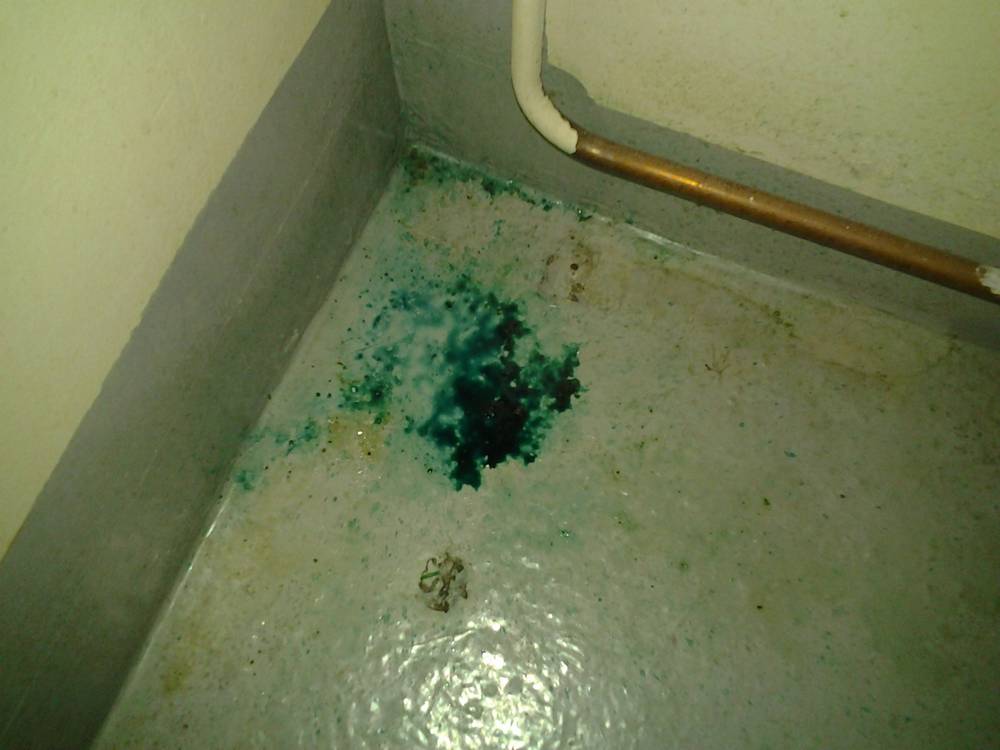 Le vert de gris sur les tuyaux de cuivre