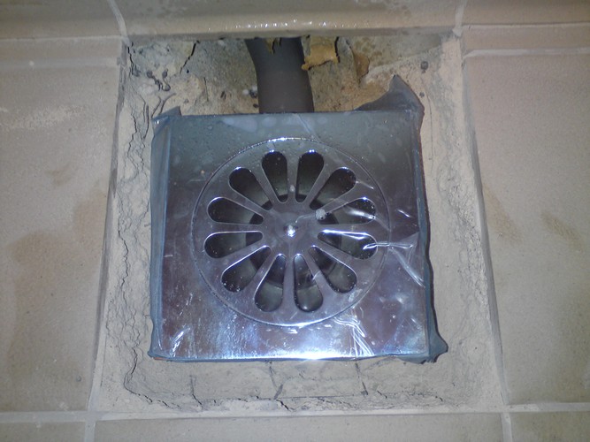 Poser un siphon de sol en laiton raccordé avec du pvc