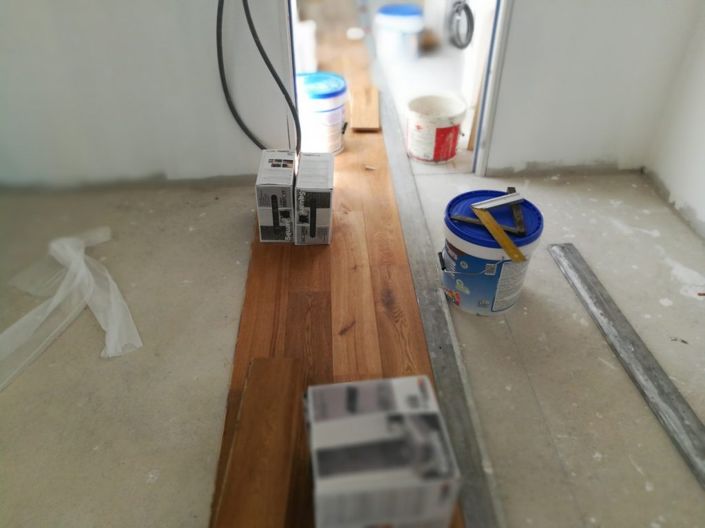 Comment poser du parquet collé