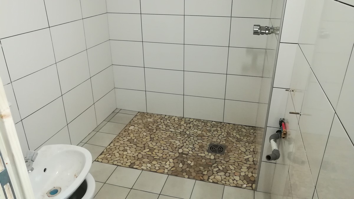Comment monter une douche a l&rsquo;italienne sur plancher avec poutres en bois