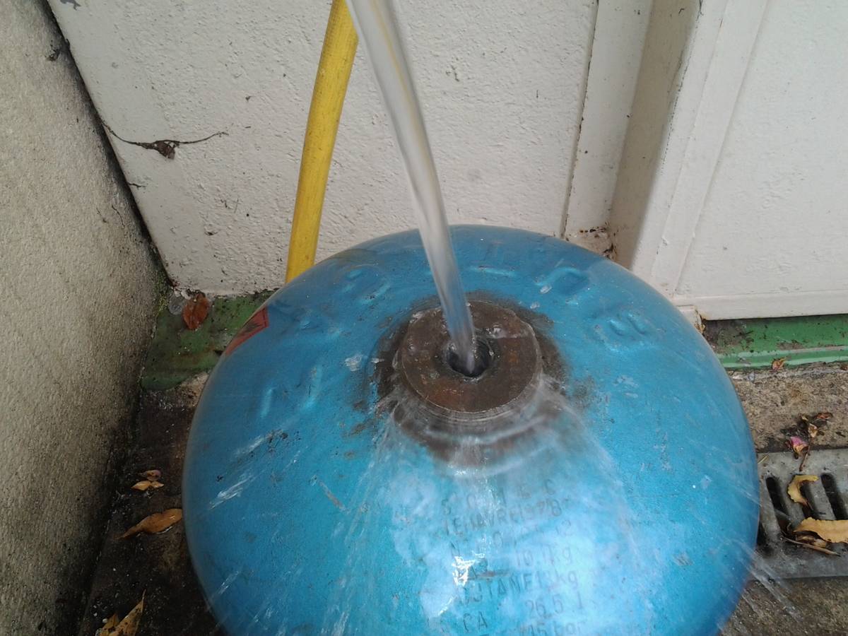 Démonter une bouteille de gaz sans rien couper