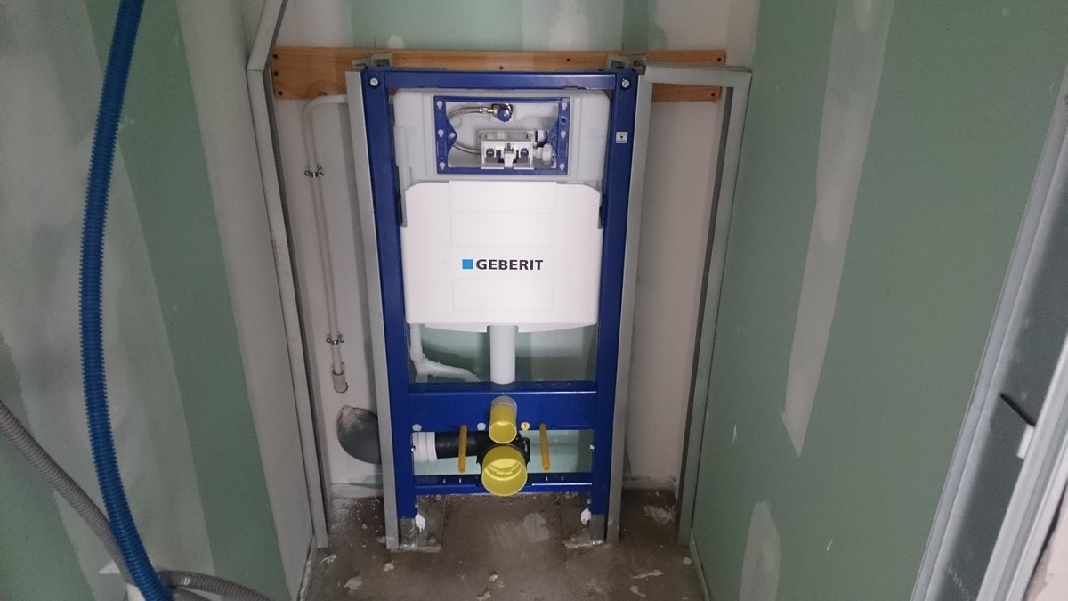Comment fixer un WC suspendu sur des plaques de plâtre