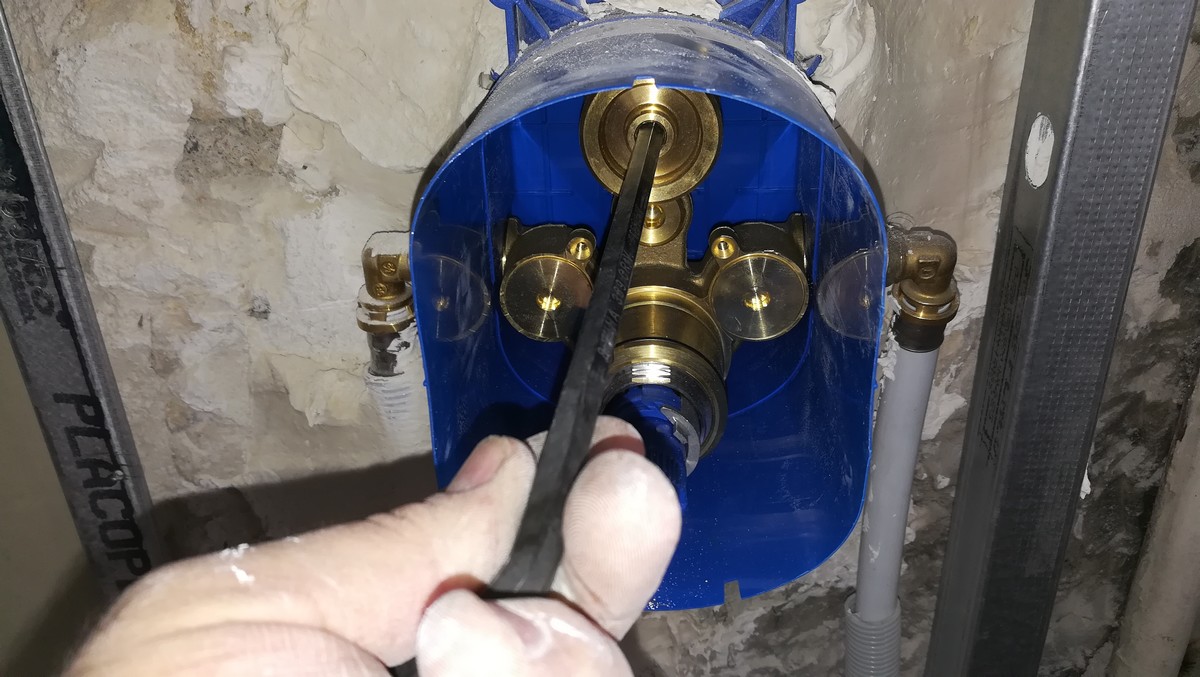 Pose de robinet encastré