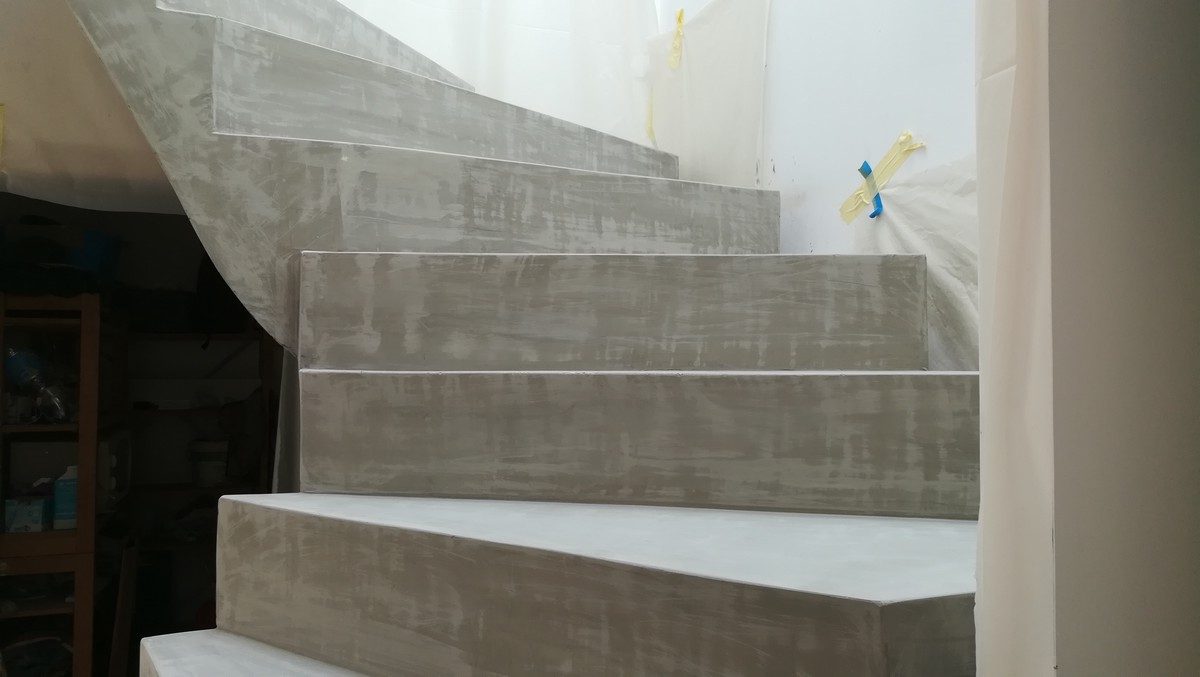 Transformer un escalier en béton brut en finition lissé et verni